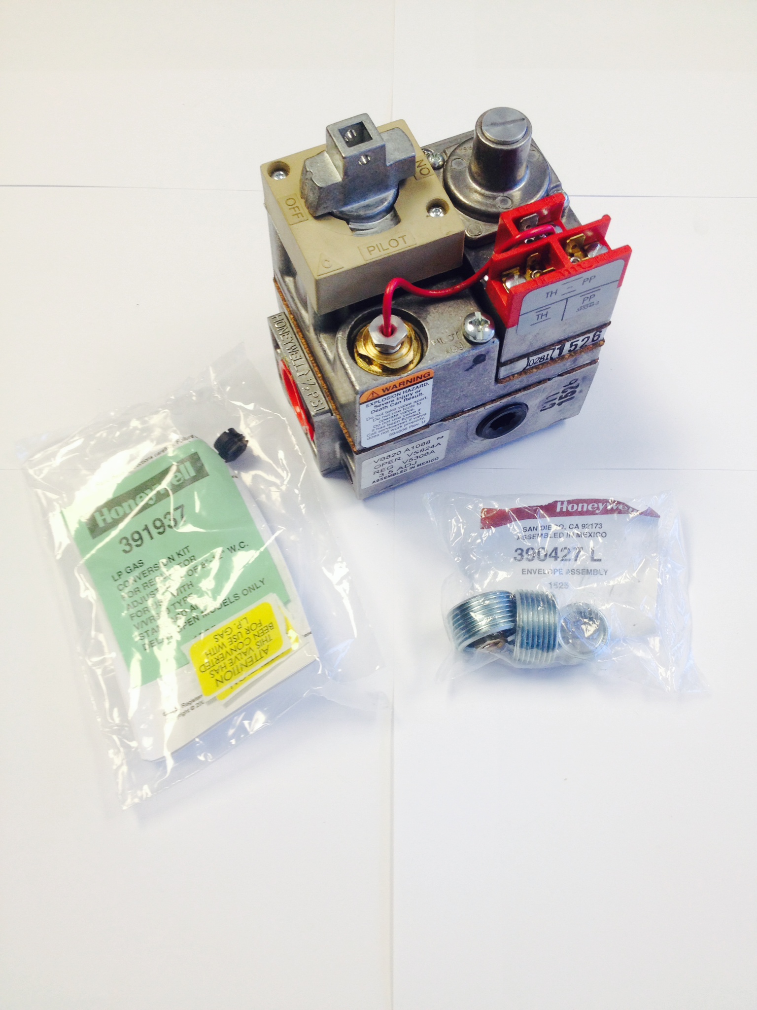 In Stock Honeywell VS820A1088 Combination Universal Millivolt Gas Valve 3/4" NPT